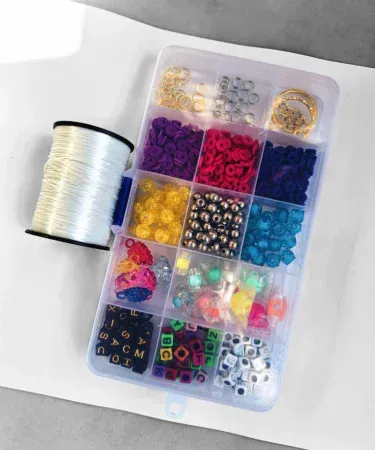 Beads with elastic thread for DIY jewelry making – colorful assortment in a box