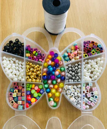 Butterfly beads box containing crystal and pearl beads – two varieties for jewelry making, imagecaption=Butterfly Beads Box – Ideal starter kit for beginners.