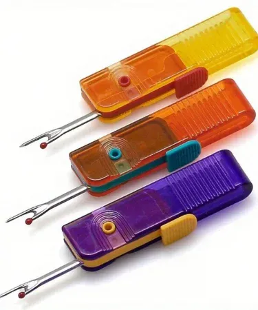 Foldable plastic handle sewing seam ripper tool in random colours, perfect for tailors and DIY sewing projects, imagecaption=Random colour sewing seam ripper (mix) – versatile, foldable, and ideal for precise thread removal.