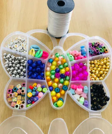 Butterfly beads box containing crystal and pearl beads – two varieties for jewelry making, imagecaption=Butterfly Beads Box – Ideal starter kit for beginners.