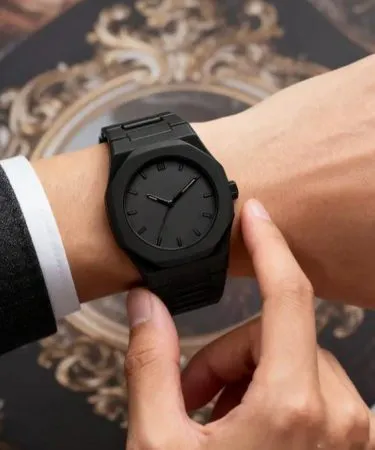 Aura Watch Full Black – sleek black dial watch with stainless steel strap, imagecaption=Aura Watch Full Black – stylish and trending watch available on Khareedo & Kharedo,