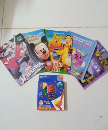 Plastic crayons set with five colorful coloring books for kids, imagecaption=Vibrant plastic crayons and 5 fun coloring books – perfect art kit for children.