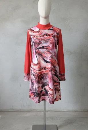 Silk Red Top – stretchable 4‑season red silk fabric, perfect for blouses and dresses, vibrant color and smooth drape , imagecaption=Elegant Silk Red Top showcasing premium stretchable silk ideal for all seasons ,
