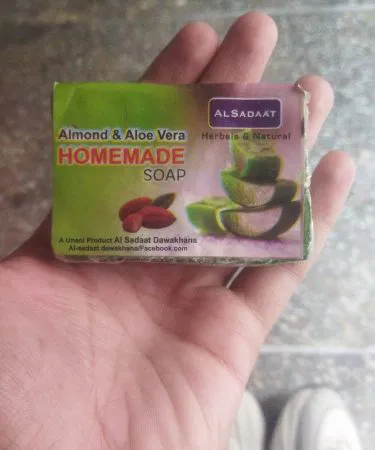 Al Sadaat Herbalist Homemade Soap with Almond & Aloe Vera – natural herbal soap in a green packaging, showing almond and aloe vera leaves.