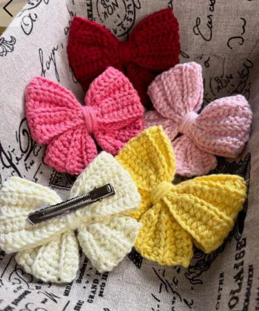 Handmade crochet flower hair pins and multicolor woolen bobby clips set for girls and women, imagecaption=Elegant handcrafted floral hair accessories perfect for everyday and special occasions,