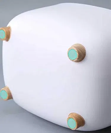 Desktop tissue box holder with flip‑top lid placed on a wooden office desk, imagecaption=Horizontal rectangular desktop tissue box – ideal for office, bedroom, and living‑room use.