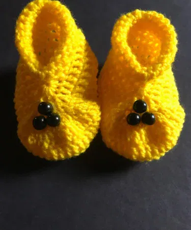 Handmade crochet baby booties soft newborn shoes, cozy knitted footwear for infants, imagecaption=Adorable handmade crochet baby booties – perfect soft shoes for newborns.