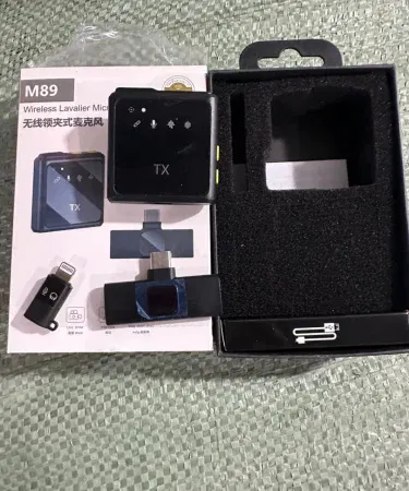 Wireless Lavalier microphone M89 – compact clip‑on mic for vloggers and presenters , imagecaption=Wireless Lavalier microphone M89 displayed on a studio desk, highlighting its sleek design and portable size ,
