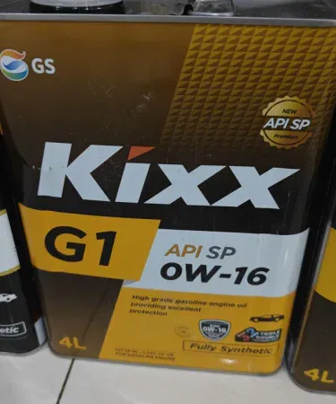 Kixx G1 SP 0W-16 4L engine oil bottle on white background , imagecaption=Kixx G1 SP 0W-16 – 4 L premium engine oil for high‑performance vehicles ,