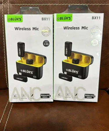 2-in-1 Wireless Lavalier Microphone with Charging Case, noise‑reduction technology, power display shown on an iPhone, perfect for vloggers and interview recordings, imagecaption=2‑in‑1 Wireless Lavalier Microphone with Charging Case – ideal for YouTube, TikTok, live streaming and professional interviews.