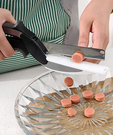 Quick Vegetable Chopper – Clever Cutter 2in1 Knife Scissor showing stainless steel blade and ergonomic handle, imagecaption=Multi‑purpose 2in1 kitchen scissors knife for fast fruit and vegetable cutting.