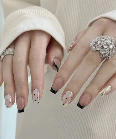 Press on artificial nails for girls and women, pack of 12 with glue, nail art for Pakistan