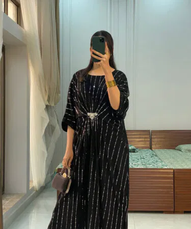 Kaaftan's traditional Pakistani attire for women, elegant and stylish, available on Khareedo.