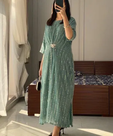 Kaaftan's traditional Pakistani attire for women, elegant and stylish, available on Khareedo.