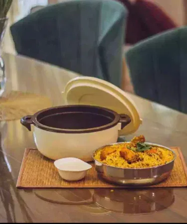 Extra Large 4000ml stainless steel hot pot food warmer for roti and snacks, random colors, sold in Pakistan