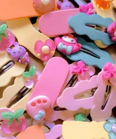 8 cute colorful hair pins and bobby snap clips hair accessories for girls sold in Pakistan