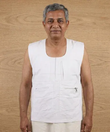Mens white cotton banyan waistcoat with secret zipper pockets for travel, Hajj, Umrah in Pakistan